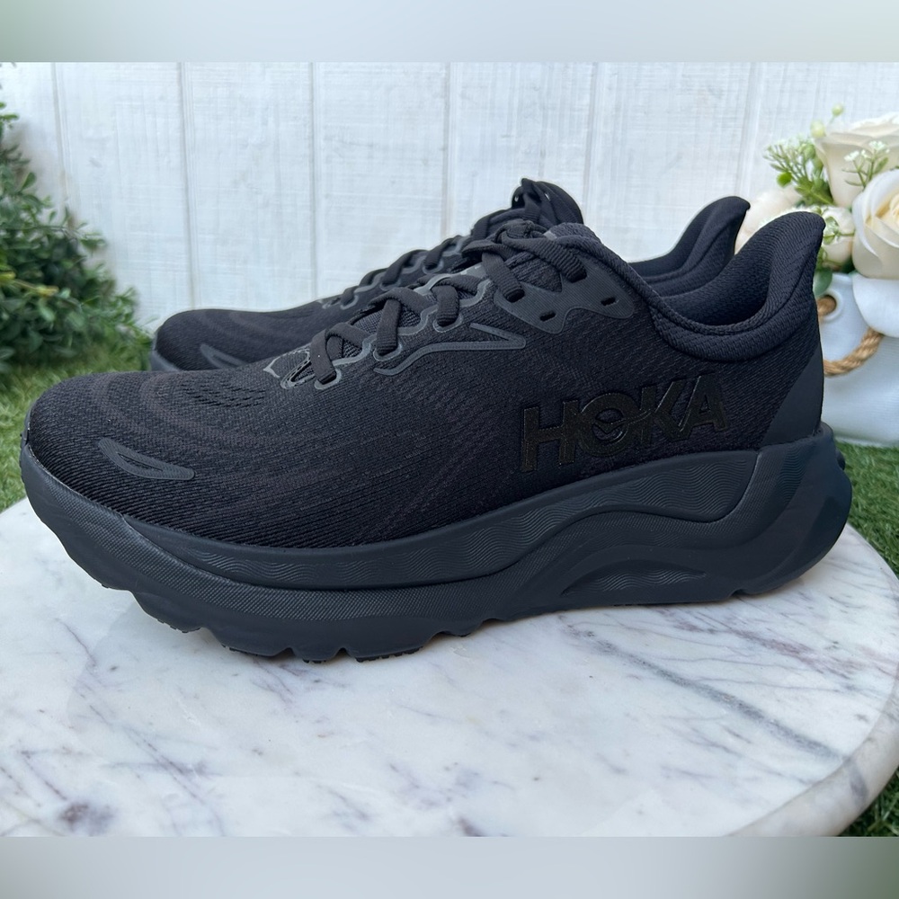 HOKA Arahi 8 women 
Best seller NEW Sz 8.5 D
COLOR: Black / Black - Picture 9 of 16